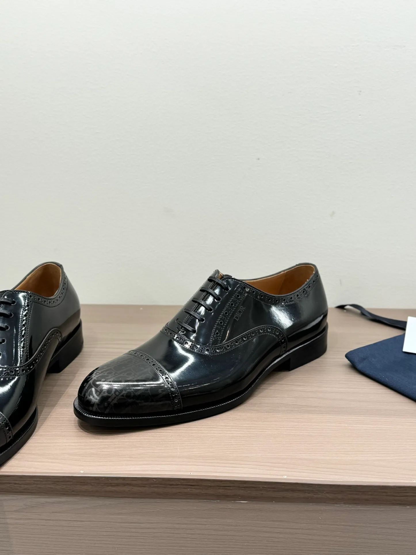 [Dior] Top P: 960💰 Standard code 39-44 (38.45.46 custom-made, non-returnable and non-exchangeable) Dior Dior's latest high-end men's boutique casual leather shoes, imported cowhide upper, water-dyed cowhide lining, imported leather outsole, perfect details are impeccable.